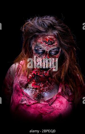 Porträt von einem unheimlich Zombie-Mädchen starrte mit blutigen Make-up und Latex Prothese. Stockfoto