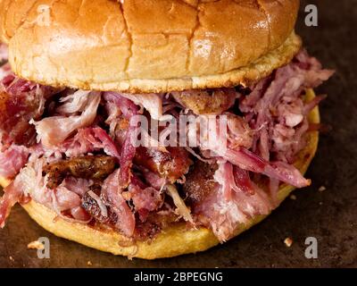 Nahaufnahme der rustikalen amerikanischen zog pork Sandwich Stockfoto