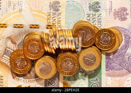 Foto aufgenommen von Close-up, welches die polnische Münze liegen auf das Papiergeld zeigt. Zloty, eine kleine Schärfentiefe Stockfoto