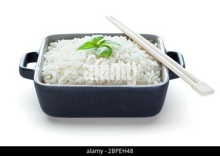 Bereit, Reis in Keramik-Schüssel mit Holz Essstäbchen zu essen, isoliert auf dem weißen Hintergrund, Clipping-Pfad enthalten. Stockfoto