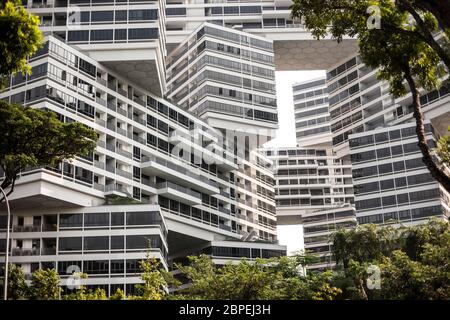 Moderne Architektur, Singapur Terrassen mit grünen Pflanzen in der Stadt Stockfoto