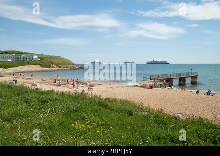 Kreuzfahrtschiffe in Weymouth Bay während der britischen Lockdown 2020 Stockfoto