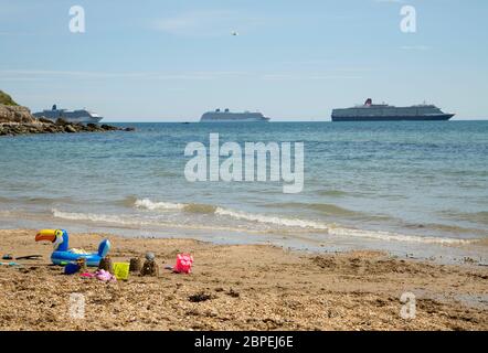 Kreuzfahrtschiffe in Weymouth Bay während der britischen Lockdown 2020 Stockfoto