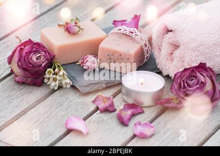 Spa Stillleben mit Wellness-Produkten auf einem Holztisch und Bokeh Stockfoto