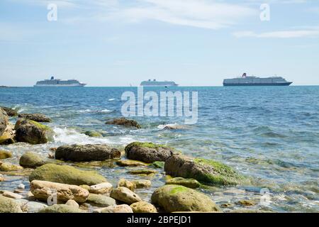 Kreuzfahrtschiffe in Weymouth Bay während der britischen Lockdown 2020 Stockfoto