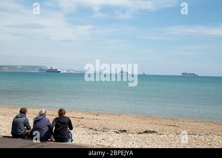 Kreuzfahrtschiffe in Weymouth Bay während der britischen Lockdown 2020 Stockfoto