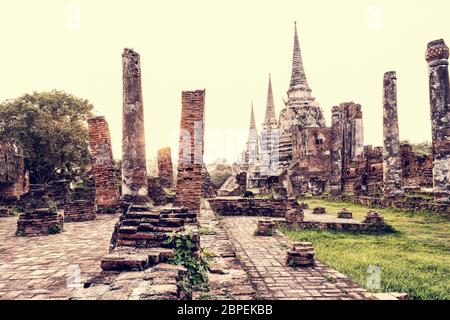 Alte Ruinen und Pagode alten Architektur des Wat Phra Si Sanphet alten Tempel berühmte Attraktionen während des Sonnenuntergangs bei Phra Nakhon Si Ayutthaya His Stockfoto