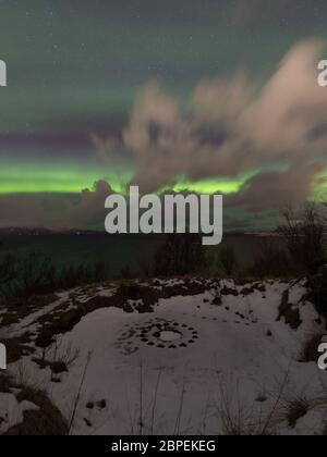 Aurora borealis über den Zweiten Weltkrieg Erinnerung - Brembnes Fort in Bodo, Norwegen. Circe auf Schnee markiert Waffeneinteilung. Kalte Nacht mit grünem Himmel und schnell mov Stockfoto