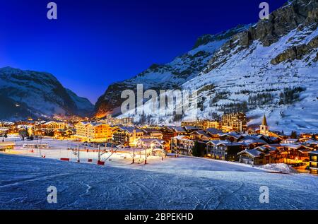 Berühmt und luxuriösen Ort des Val d ' Isère bei Sonnenuntergang, Tarentaise, Alpen, Frankreich Stockfoto