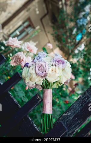 Prachtvoller Brautstrauß in violetten Tönen. Lila und blaue Rosen Stockfoto