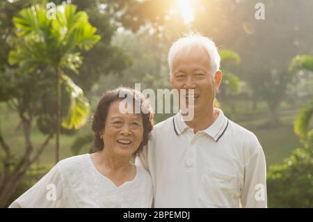 Porträt von gesunden und glücklichen asiatischen Senioren Rentner Paare Aktivitäten am Outdoor-Naturpark, morgen schöne Sonnenlicht Hintergrund. Stockfoto
