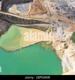 Öffnen Sie Bergbau Steinbruch mit Sonderausstattung, Grube Grabung. Sandbergwerk. Ansicht von oben. Stockfoto