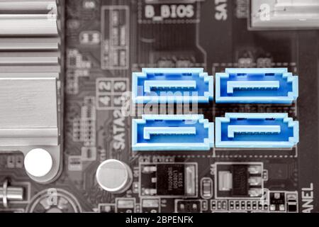 Blauer 4x SATA-II-Anschluss in Desktop-PC-Motherboard auf schwarz-weißen Farbfilter, SATA-II ist ein Anschluss für die Festplattenkonnektivität Stockfoto