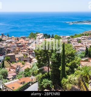 Reisen Sie nach Italien - oben Blick auf Taormina Stadt von Castelmola Dorf in Sizilien im Sommertag Stockfoto
