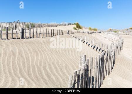 Dünenlandschaft am Strand L'Espiguette in der Camargue, Südfrankreich Stockfoto