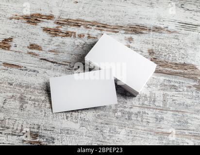 Foto von leere Visitenkarten auf Woodrn Hintergrund. Mock-up für das branding Identität. Leere Vorlage für Ihr Design. Stockfoto