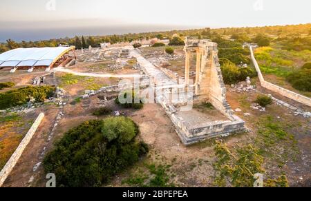 Luftaufnahme der arkaeologischen Stätte des Apollon Ilatis Heiligtums in Limassol, Zypern. Die Ruinen des antiken griechischen Tempels des gottes Apollonas Ylatis i. Stockfoto