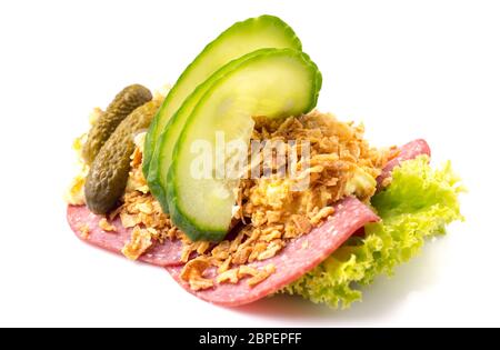 Dänische Spezialitäten und nationale Gerichte, qualitativ hochwertige Open Sandwich, Salami mit knusprig gebraten, Zwiebel, Remoulade und Gurke isoliert auf weißem Zeitmessung Stockfoto