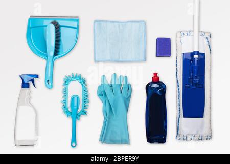 Hohe Betrachtungswinkel und Reinigung von Ausrüstungen auf weißem Hintergrund Stockfoto