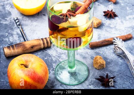 Erfrischende traditionelle Sangria mit Fruchtstücken Stockfoto