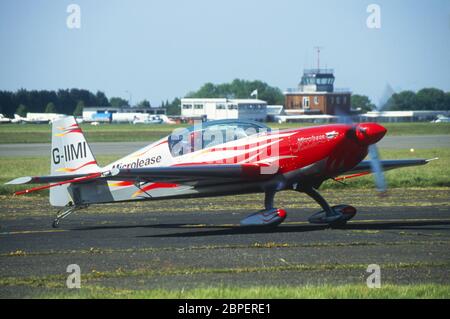 Extra EA 300L Firebird Aerobatics Flugzeug bei Biggin Hill Airshow Probe, Biggin Hill, Kent, England Stockfoto