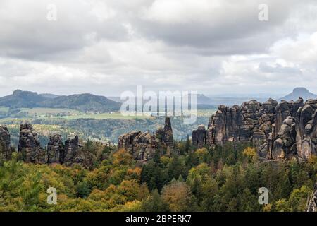 Herbst im Elbsandsteingebirge Region Bad Schandau Schrammsteine Stockfoto