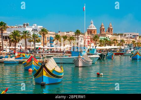 Traditionelle eyed bunte Booten Luzzu im Hafen von mediterranen Fischerdorf Marsaxlokk, Malta Stockfoto