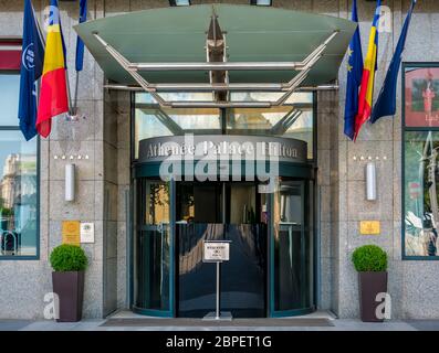 Bukarest/Rumänien - 05.16.2020: Athenee Palace Hilton Bucharest Hoteleingang auf Calea Victoriei. Wichtiges Hotel im Zentrum von Bukarest Stockfoto