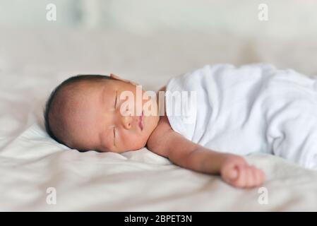 Schlafen Asiatischen neugeborenes Baby Boy, 7 Tage alt. Stockfoto