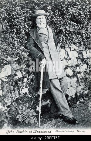 JOHN RUSKIN (1819-1900) englischer Kunstkritiker und Philanthropist in seinem Haus Brantwood House auf Coniston Water im Lake District um 1880. Stockfoto