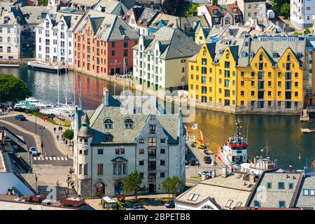 Alesund, Norwegen - 26 Juli, 2013: Blick über den zentralen Teil der Stadt mit historischen im Stil der Art Nouveau Architektur, in der der größte Teil der Stadt wieder aufgebaut nach einem war Stockfoto