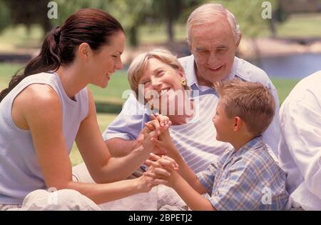 Portrait, ein Sommertag im Park, Gruppenbild, 3 Generationen, Grosseltern, Eltern und blondr Junge, 6 Jahre Portrait, a summerday in the Park, grou Stockfoto