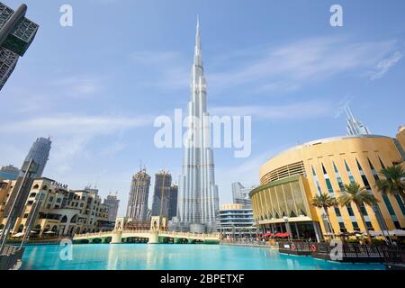 DUBAI, VEREINIGTE ARABISCHE EMIRATE - 19. NOVEMBER 2019: Burj Khalifa Wolkenkratzer Dubai Mall und künstlicher See an einem sonnigen Morgen Stockfoto