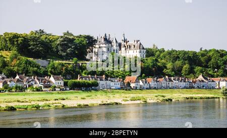 Reisen nach Frankreich - Blick auf die Häuser auf der Insel Ile d'Or und die Burg in Amboise Stadt in der Nähe von Fluss Loire im Val de Loire Region in Summe Stockfoto
