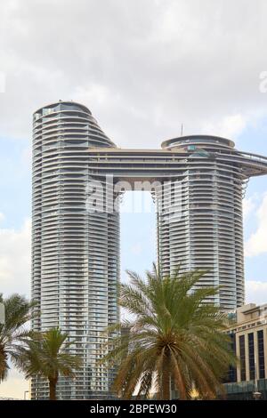 DUBAI, VEREINIGTE ARABISCHE EMIRATE - 21. NOVEMBER 2019: Adresse Sky View Luxushotel mit Palmen, wolkigen Himmel in Dubai Stockfoto