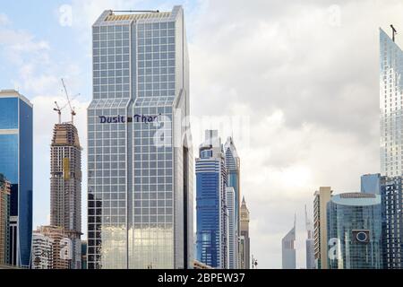 DUBAI, VEREINIGTE ARABISCHE EMIRATE - 21. NOVEMBER 2019: Dusit Thani Hotel und Sheikh Zayed Road Blick mit modernen Wolkenkratzern an einem bewölkten Tag Stockfoto