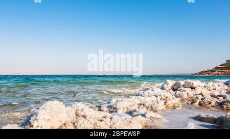 Reisen nach Nahost Land Jordanien - Natursalz hautnah am Ufer des Toten Meeres im sonnigen Wintertag Stockfoto