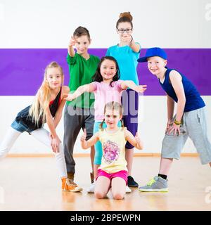 Kinder in zumba Klasse tanzen moderne Gruppe Choreographie Stockfoto