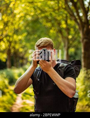 Fotograf im grünen Bokeh-Hintergrund Stockfoto