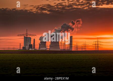 Kraftwerks- und Sendemasten beleuchtet nach einer notewothy Sonnenuntergang. Stockfoto