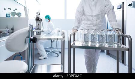 Flaschen mit Flüssigkeiten in einem Labor - Fabrik und Produktion Labor Pharmaindustrie (Farbe getönt Bild; flachen DOF) Stockfoto