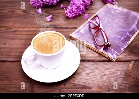 Tasse Espresso auf einem braunen Tisch, Ansicht von oben Stockfoto