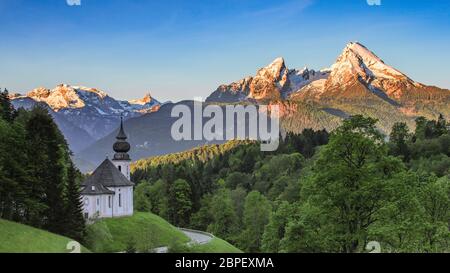 Panorama Frühling Blick auf Maria Gern Kirche in deutschen Nationalpark Berchtesgaden mit schneebedeckten Gipfel des Watzmann Stockfoto