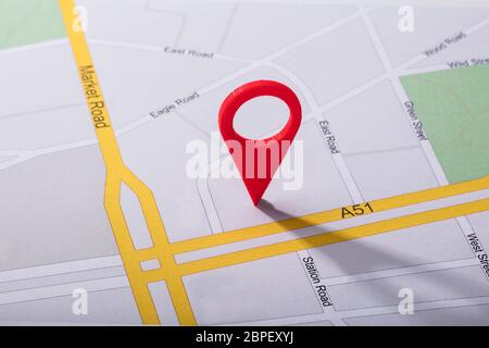 Hohe Betrachtungswinkel der Navigation Karte mit rotem Stift Zeiger Stockfoto