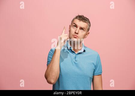 Alle erinnern. Lass mich nachdenken. Zweifel Konzept. Melancholisch, nachdenklich Mann etwas zu denken. Junge Mensch. Menschliche Gefühle, Mimik conc Stockfoto