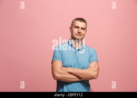 Alle erinnern. Lass mich nachdenken. Zweifel Konzept. Melancholisch, nachdenklich Mann etwas zu denken. Junge Mensch. Menschliche Gefühle, Mimik conc Stockfoto