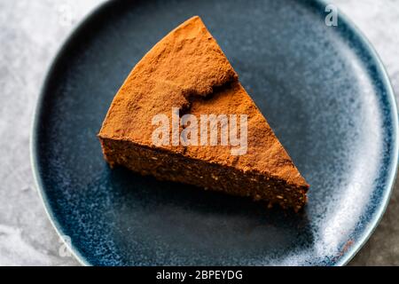 Hausgemachte Raw Cake Slice mit Bitter Chocolate Powder mit Mandelmehl und mit Dattobst aromatisiert ohne Zucker / Paleo Diet. Biologisch gesund D Stockfoto