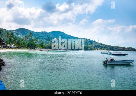 Koh Phangan, Thailand, Februar 2020: Am Haad yao Strand, Koh Phangan, schwimmen und sonnen sich die Menschen. Stockfoto