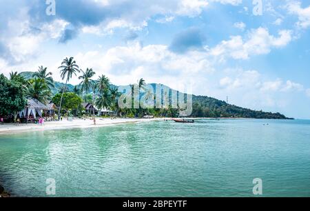 Koh Phangan, Thailand, Februar 2020: Am Haad yao Strand, Koh Phangan, schwimmen und sonnen sich die Menschen. Stockfoto