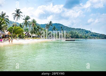 Koh Phangan, Thailand, Februar 2020: Am Haad yao Strand, Koh Phangan, schwimmen und sonnen sich die Menschen. Stockfoto